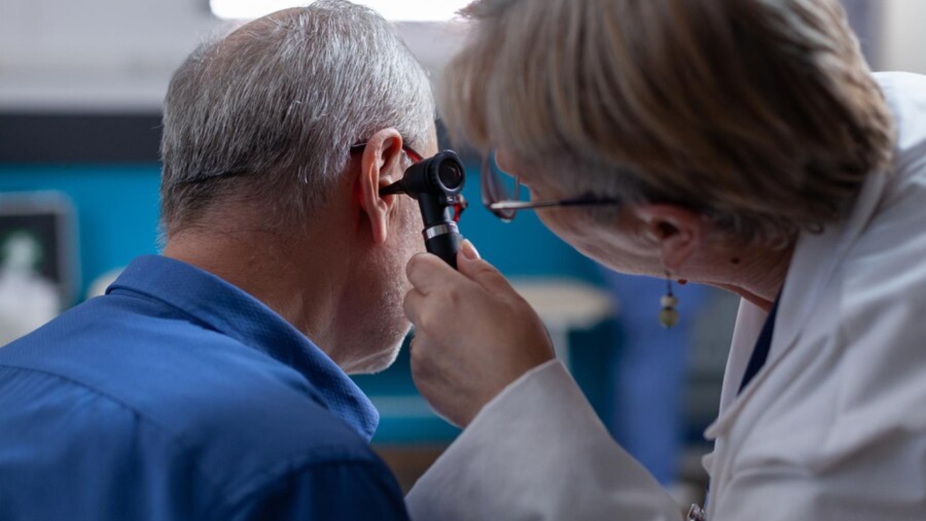 doctora-sosteniendo-otoscopio-hacer-consulta-oido-anciano-cita-medica-otologo-instrumento-otologia-realizar-examenes-dar-consejos-medicos-al-paciente-enfermo_482257-29353